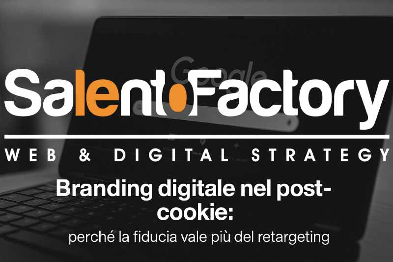 Fotografia in bianco e nero di un imprenditore davanti a uno schermo che riflette identità e branding digitale.