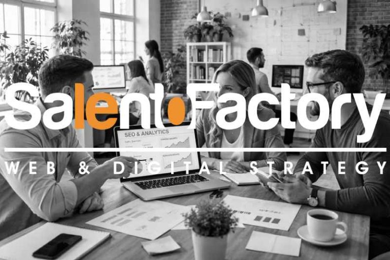Team di una web agency al lavoro in ufficio mentre analizza dati e strategie digitali